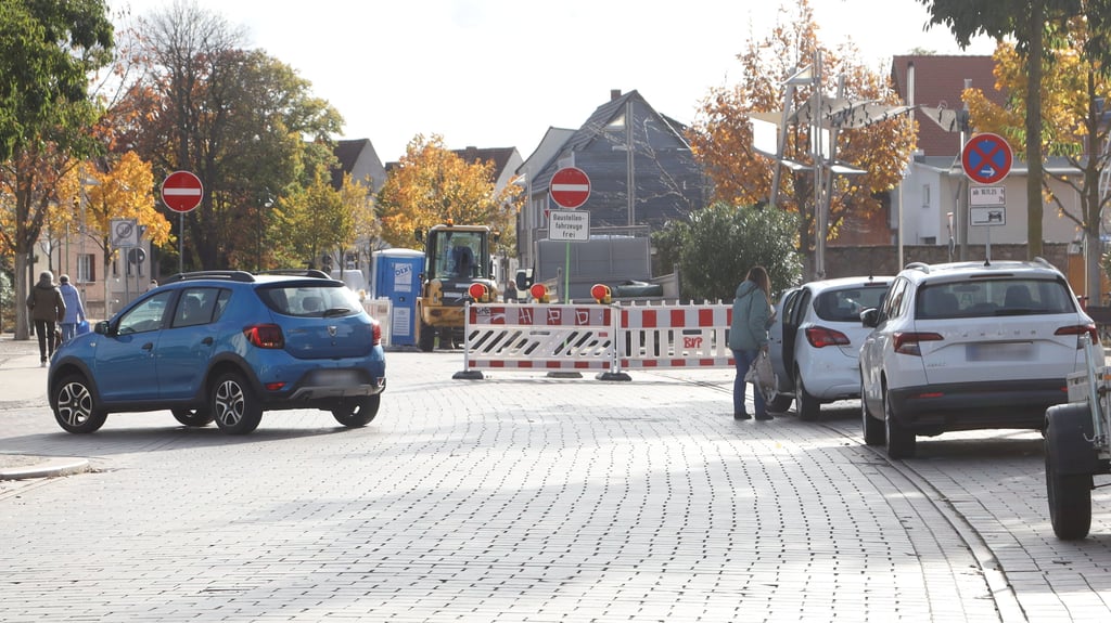 Der Kreisverkehr Breiteweg/Ebendorfer Straße in Barleben kann bis Mitte November nur als Einbahnstraße genutzt werden. Eine Umleitung ist ausgeschildert.