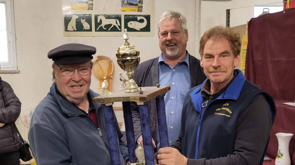 Hans Jürgen Dielas (li.) Uwe Balzer und Reinhard Reim vom Genthiner Geflügelzuchtverein mit dem großen Pokal der Schau. 