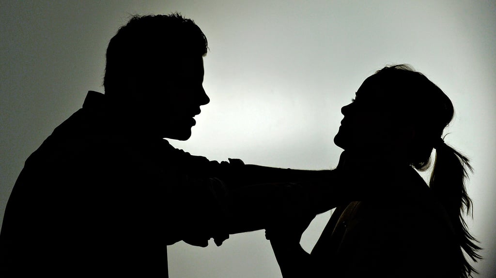 Nach einem lautstarken Streit soll ein Mann die Mutter seiner drei Kinder am Hals gewürgt und verletzt haben.