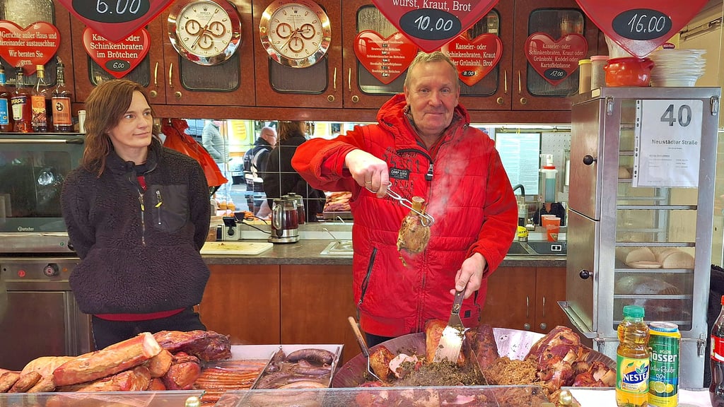 Imbisshändler Wolfgang Berger aus Potsdam erlebte in diesem Jahr  einen deutlichen Umsatzrückgang beim Martinimarkt.