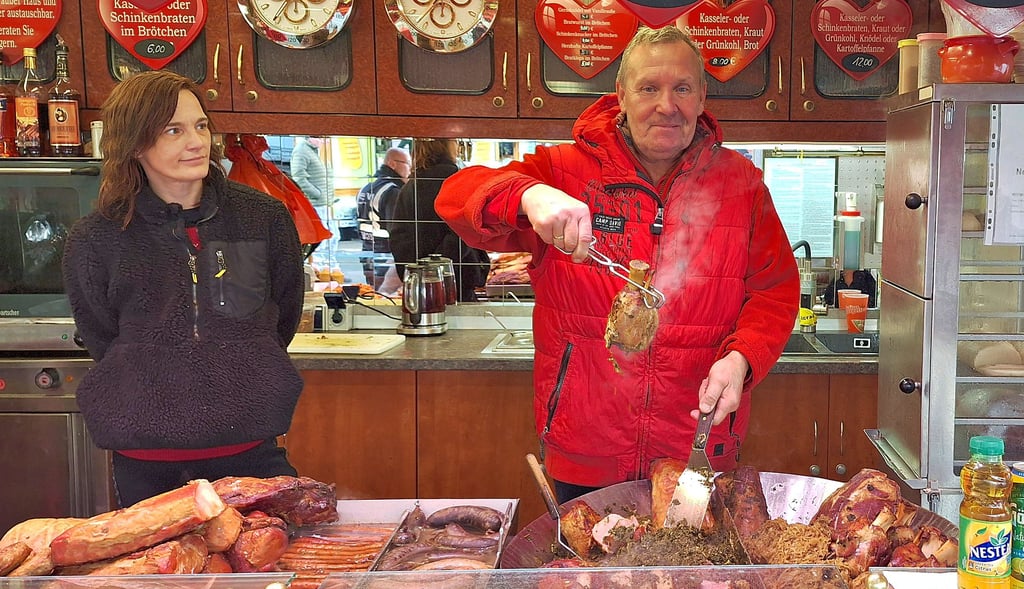 Imbisshändler Wolfgang Berger aus Potsdam erlebte in diesem Jahr  einen deutlichen Umsatzrückgang beim Martinimarkt.