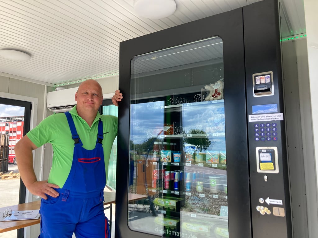Landwirt Bittner hat einen Verkausautometen aufgestellt. Verkauft wird Fleisch und Wurst von den eigenen Schweinen und vieles mehr.