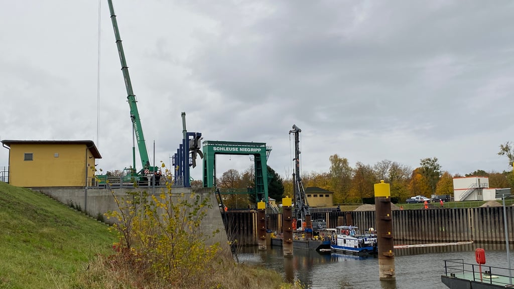 Ein Bagger rutschte in das Becken der Schleuse Niegripp. Derzeit laufen hier Sanierungsarbeiten.