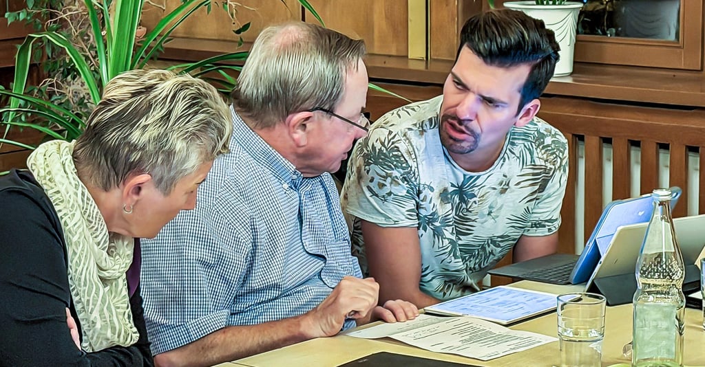 Die Fraktionschefs von ZfE und Die Parteien, Gordon Tamm (r.) und Friedrich Bollmann berieten in einer Sitzungspause  im Beisein von Renate Enkelmann (UWGE) über die Änderung der Aufwandsentschädigungssatzung. 