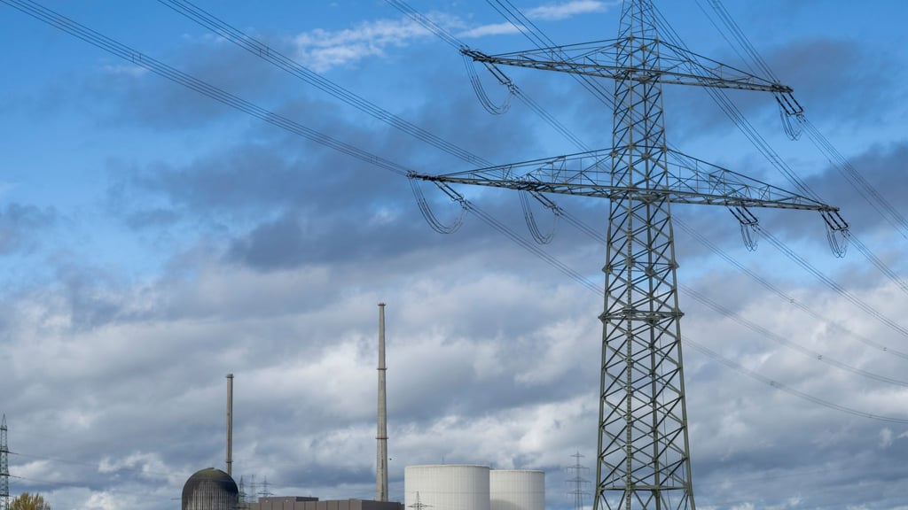 Das ehemalige Kernkraftwerk nach der Sprengung der Markanten Kühltürme. (Archivbild)