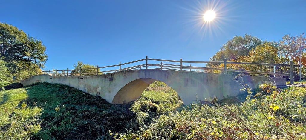Als Fotomotiv macht die Klusbrücke bei Wahlitz richtig was her. Nur nah herangehen darf man nicht. Dann werden starke Schäden am Putz als auch im Pflaster direkt auf der Brücke sichtbar.
