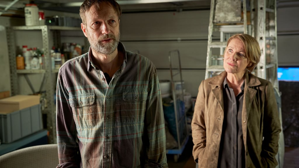 Szene des Krimis „Marie Brand und der überwundene Tod“ mit Schauspieler Martin Skoda als Malermeister Stefan Fassbender und Mariele Millowitsch als Marie Brand.