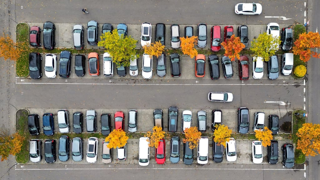 Viele, viele bunte Autos: Jedes ist leicht anders - das gilt auch für die persönlichen Lebensumstände der Halter. Die können sich aber ändern und unter Umständen den Versicherungsschutz günstiger machen.