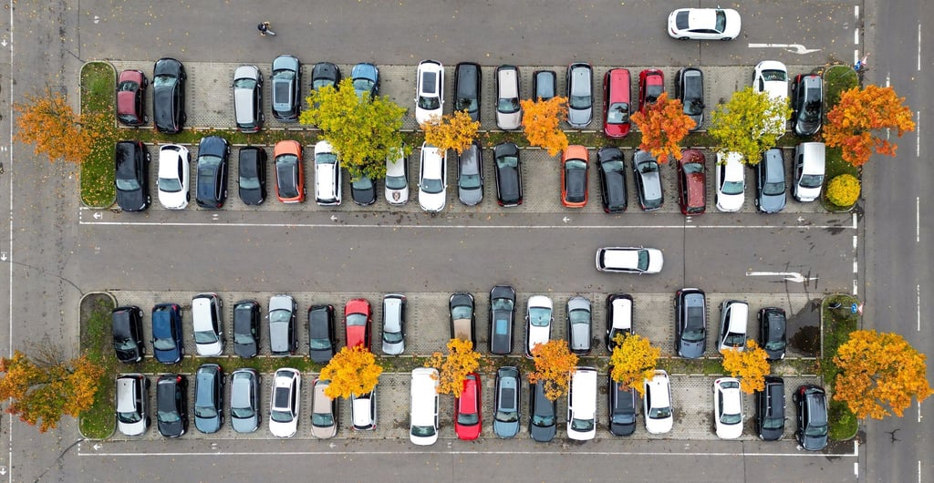 Viele, viele bunte Autos: Jedes ist leicht anders - das gilt auch für die persönlichen Lebensumstände der Halter. Die können sich aber ändern und unter Umständen den Versicherungsschutz günstiger machen.