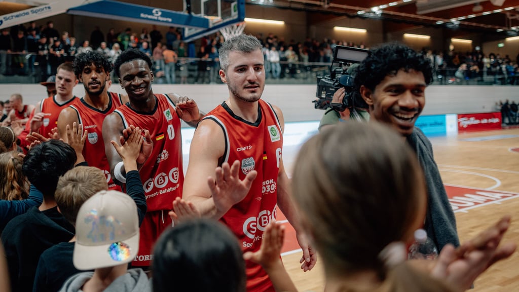 Die Spieler der SBB Baskets würden nach der Partie am Freitag gerne happy mit den Zuschauern abklatschen. (Foto: Imago Images/Hartmut Bösener)