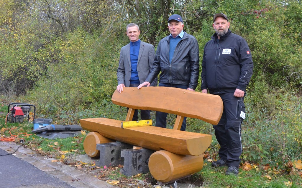 Auf Initiative von Hardy Sommer (Mitte)  gibt es jetzt Sitzgelegenheiten im Bikepark Oschersleben. Beim Aufstellen der Bänke sind auch Oscherslebens Bürgermeister Benjamin Kanngießer (links) und der Leiter des Bauhofs, Nico Fricke, vor Ort.