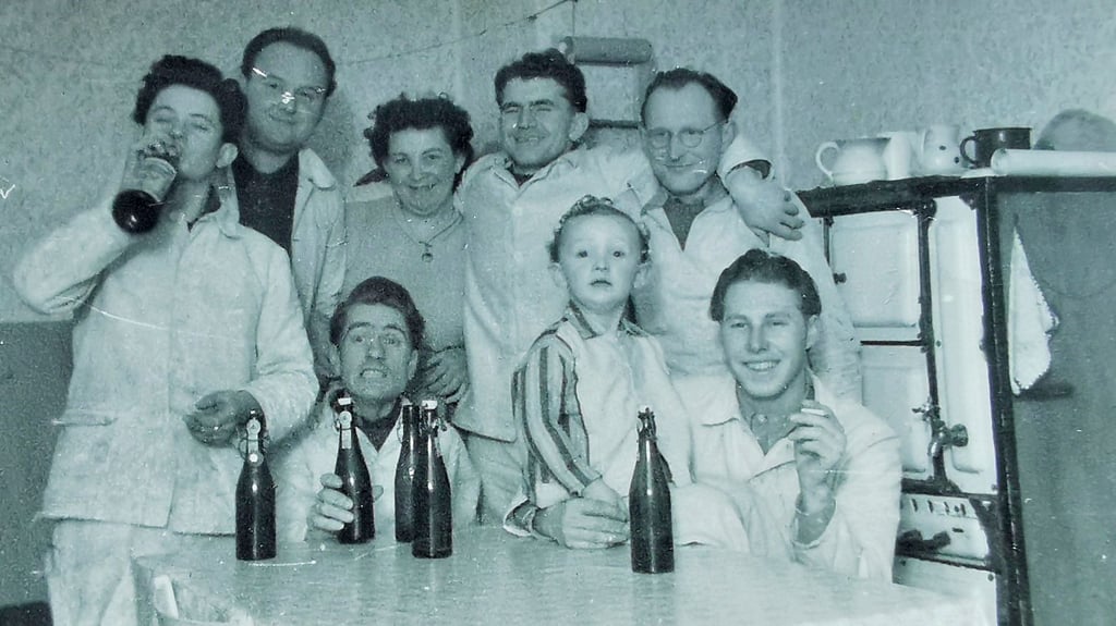 Als Dreijähriger war Edgar Benecke schon mittendrin im Malerbetrieb seines Vaters Siegfried (2. von links)