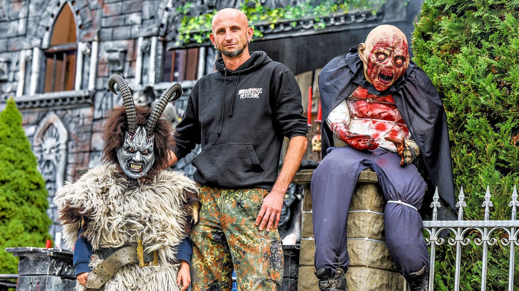 Ronny Sieland und Sohn Luca erwecken an Halloween das Horrorhaus in der Meuschauer Straße in Merseburg.