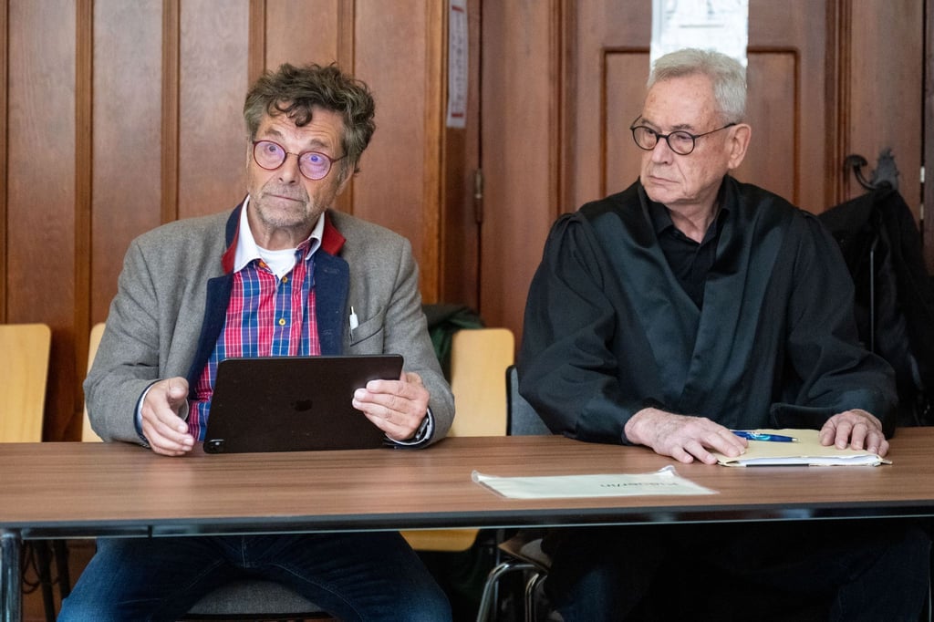 Diether Dehm (l), Musiker und ehemaliger Bundestagsabgeordneter, sitzt in einem Saal im Landgericht Berlin.