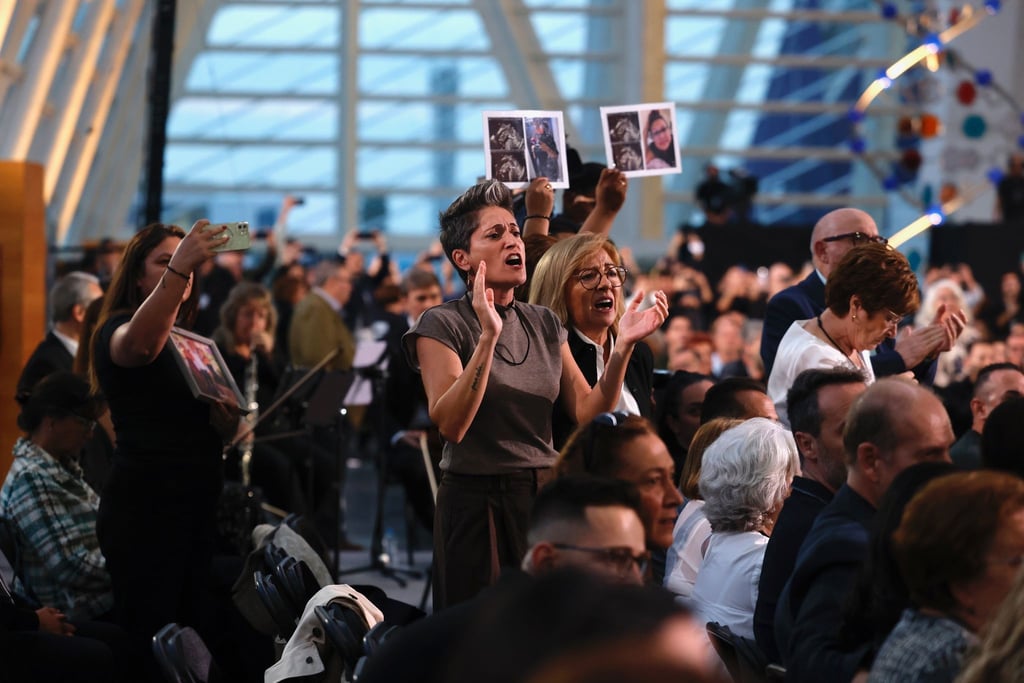 Angehörige von Opfern der Flutkatastrophe von Valencia protestieren bei der offiziellen Trauerfeier am ersten Jahrestag gegen die Teilnahme des Regionalregierungschefs Carlos Mazón. Sie werfen ihm Versagen am Tag der Katastrophe vor.