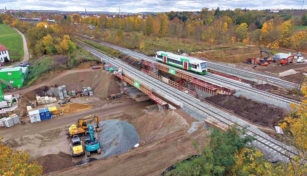 Alle neuen Eisenbahnbrücken in Zangenberg sind seit 29. Oktober, 4 Uhr, in Betrieb. Alle Arbeiten wurden planmäßig beendet. 