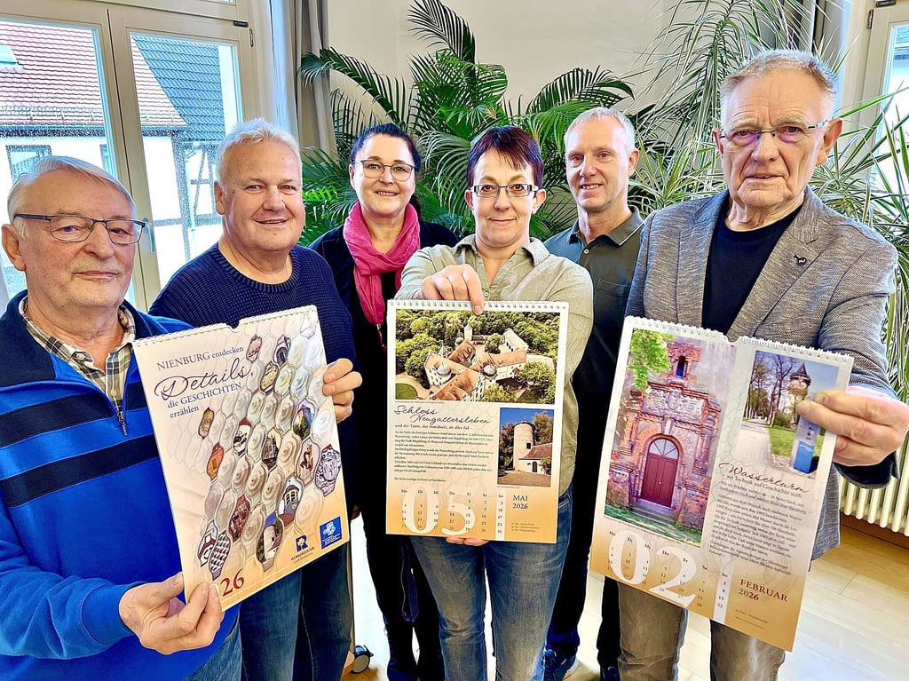 Der neue Kalender für Nienburg ist von Hans Löffler (v.l.), Roland Kloß, Annette Wessel, Susan Falke, Christian Zabel und Georg Kemper präsentiert worden. 