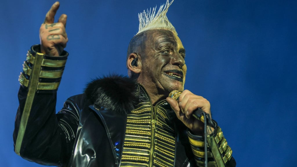 Till Lindemann singt zum Auftakt der Solo-Tournee vor rund 10.000 Menschen in Leipzig.