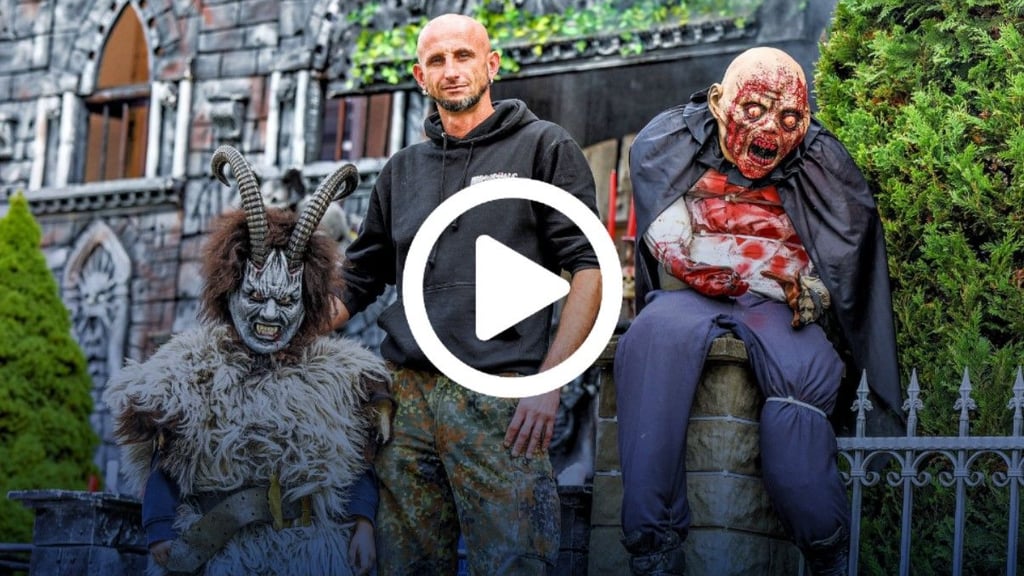 Ronny Sieland und Sohn Luca erwecken an Halloween das Horrorhaus in der Meuschauer Straße in Merseburg.