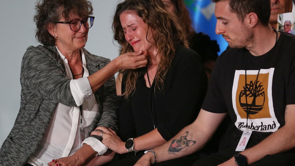 Viele der Angehörigen von Opfern der Flutkatastrophe 2024 in Valencia brachen bei der offiziellen Trauerveranstaltung in Tränen aus.