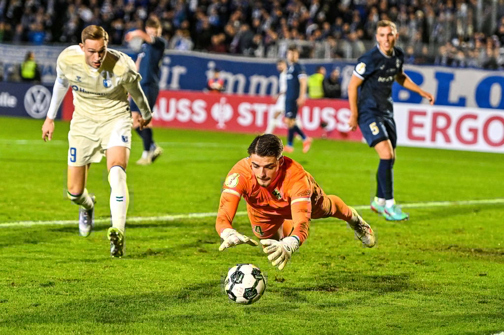 FVI-Keeper Malwin Zok klärt den Ball vor FCM-Stürmer Maximilian Breunig.