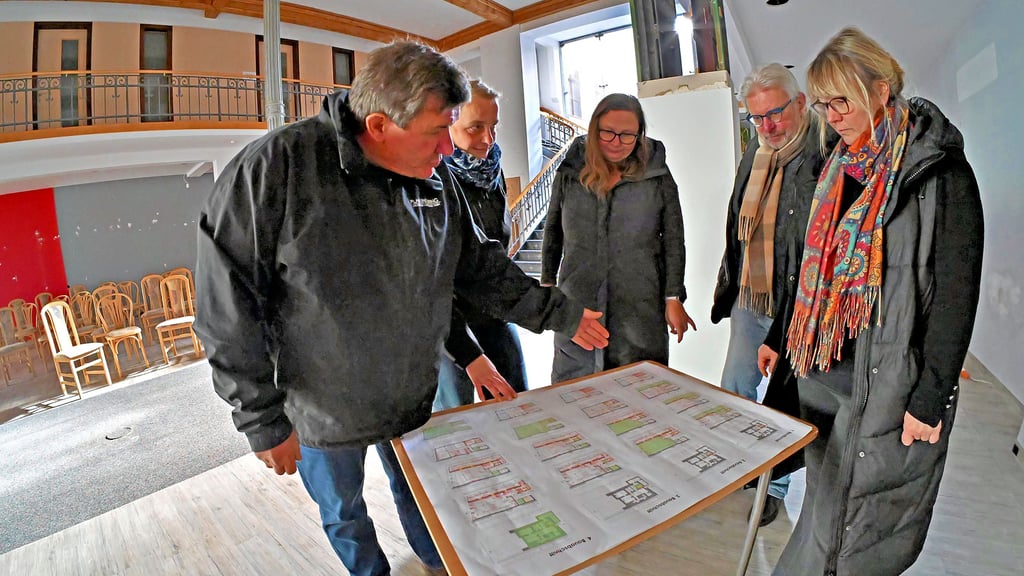 Bauberatung über dem Masterplan: Uwe-Karsten Bothe und Anja Hesse vom Planungsring Wernigerode, Susann Bähre, Kirchenbaureferentin vom Kirchenkreis Egeln, Statiker Volker Lind und Pfarrerin Anne Bremer (v.l.n.r.) im Gemeindezentrum in der Breiten Straße.