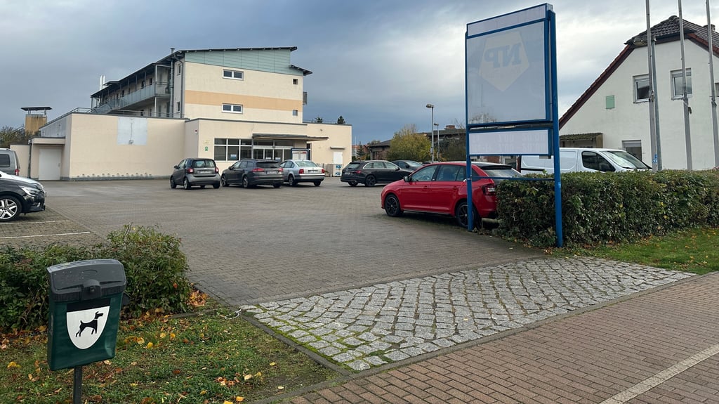 Von dem NP-Markt in Gerwisch an der B1 ist nur noch das verblasste Schild über. Im Inneren des Gebäudes tut sich jedoch einiges.