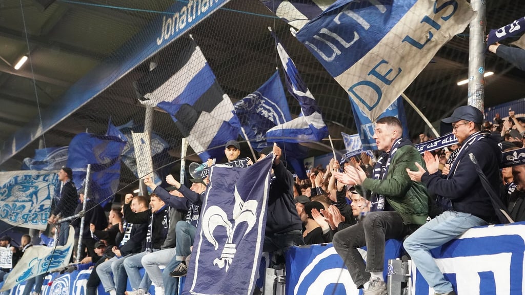 Die Fans stellten in Darmstadt zwischendurch ihre Unterstützung ein.