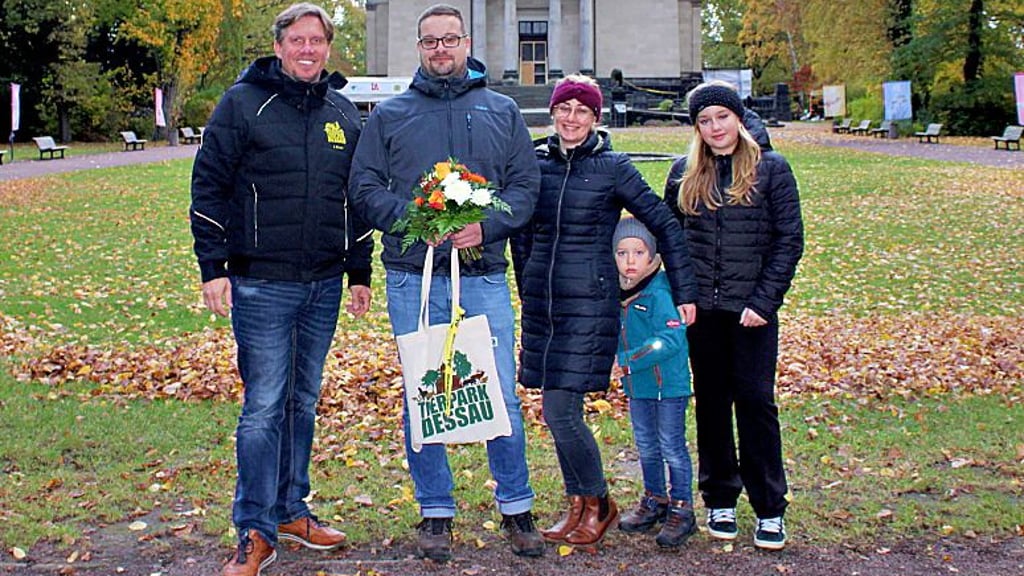 Tierparkchef Jan Bauer (li.) gratuliert Philipp Ahlers und seiner Familie. Der Wittenberger ist der 100.000. Besucher in diesem Jahr.