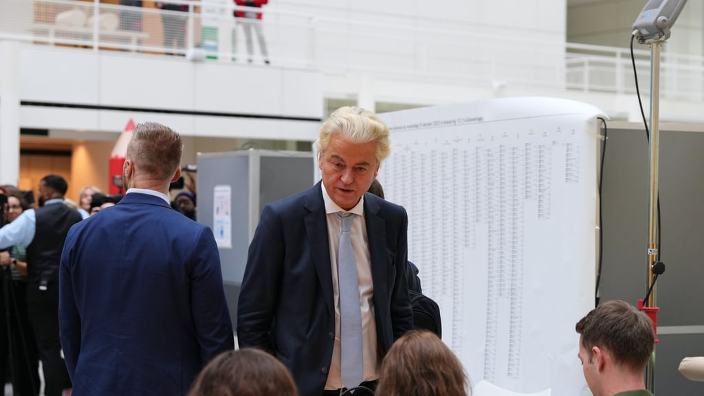 Der Rechtspopulist Geert Wilders hat einer ersten Prognose zufolge bei der Parlamentswahl in den Niederlanden seine Position als stärkste politische Kraft eingebüßt.