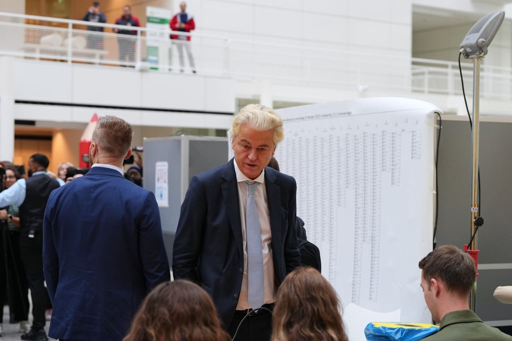 Der Rechtspopulist Geert Wilders hat einer ersten Prognose zufolge bei der Parlamentswahl in den Niederlanden seine Position als stärkste politische Kraft eingebüßt.