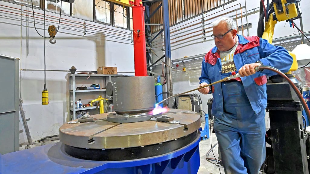 Frank Zeitz bei der Arbeit: Vor dem Schweißvorgang erwärmt er das Bauteil auf eine Temperatur von 180 Grad.