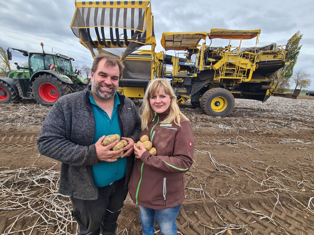 Sebastian Hauser und Jana Hütter auf einem Kartoffelfeld bei Dodendorf (Börde).