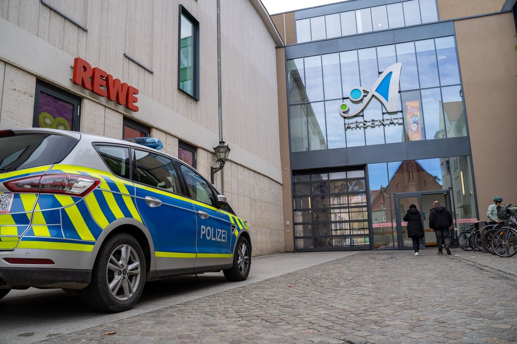 Polizei beim Einkaufszentrum Arsenal in Wittenberg