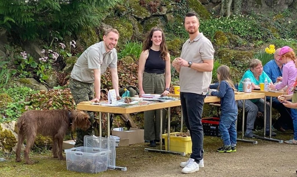 Sebastian Tannert (3.v.l.) beim Klein Ostern der CDU Ballenstedt im Schlosspark. Der Stadtverband veranstaltet dort jedes Jahr ein Programm für Familien.