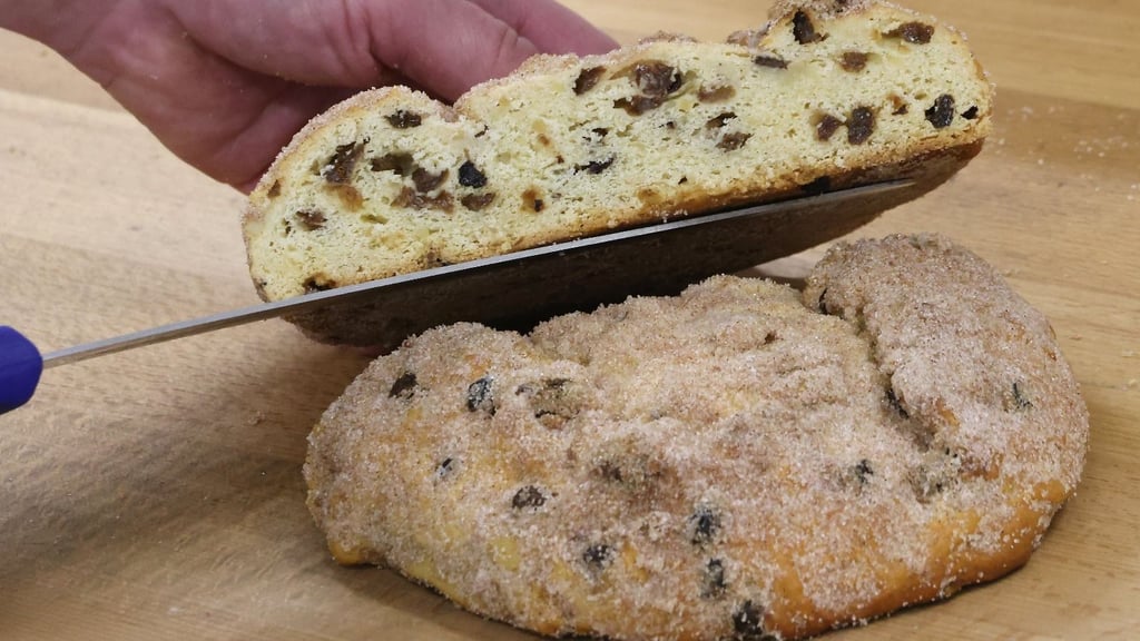 Klassiker aus der Bäckerei: Die ersten Christstollen haben Stefan Kirn und seine Mitarbeiter in Halle längst gebacken.