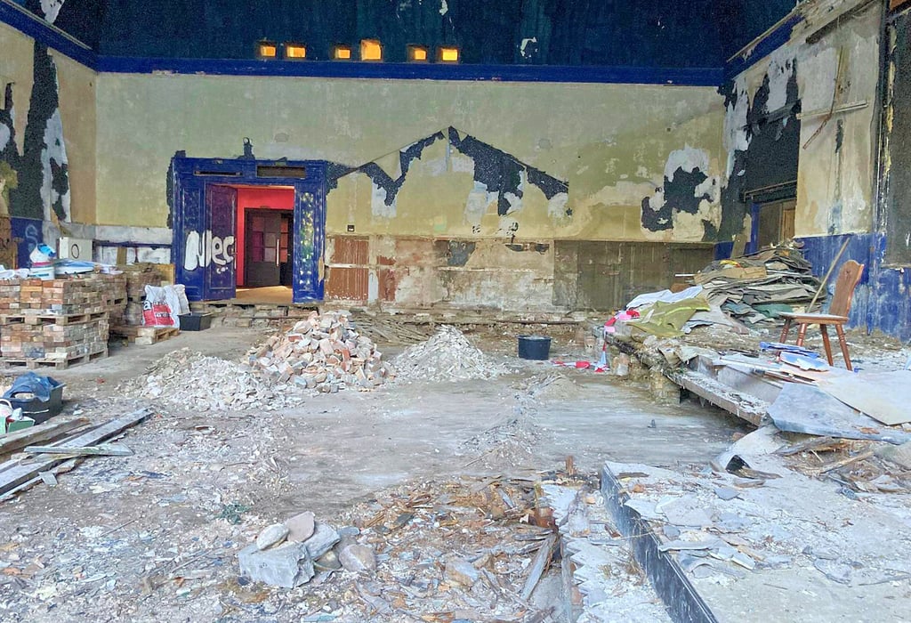 In mehreren Arbeitseinsätzen haben die Mitglieder des Kulturhaus-Fördervereins den von Trümmern und Unrat übersäten Saal weitgehend beräumt. Am 29. November planen sie einen Tag der offenen Tür.