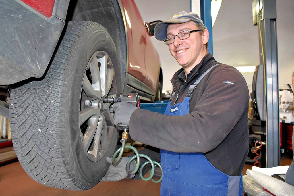Jan Bergner von Premio Reifen und Autoservice Bergner in Grana ist zurzeit mit dem Reifenwechsel beschäftigt.