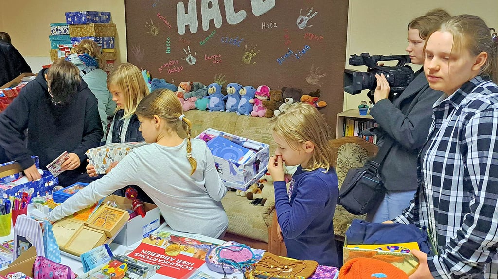 Bei der Pack-Party in Greppin können Freiwillige Päckchen packen und bedürftigen Kindern zu Weihnachten ein Stück Hoffnung schenken.