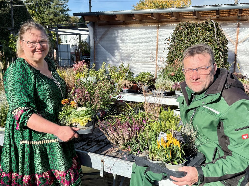 Kathrin und Christian Voigt vom Voigt Landschaftsbau in Blumerode bieten täglich Retter-Kisten an, die per App oder vor Ort gekauft werden können. Info: Die Gärtnerei hat Dienstag bis Freitag von 10-12 Uhr und von 14-16.30 Uhr geöffnet.