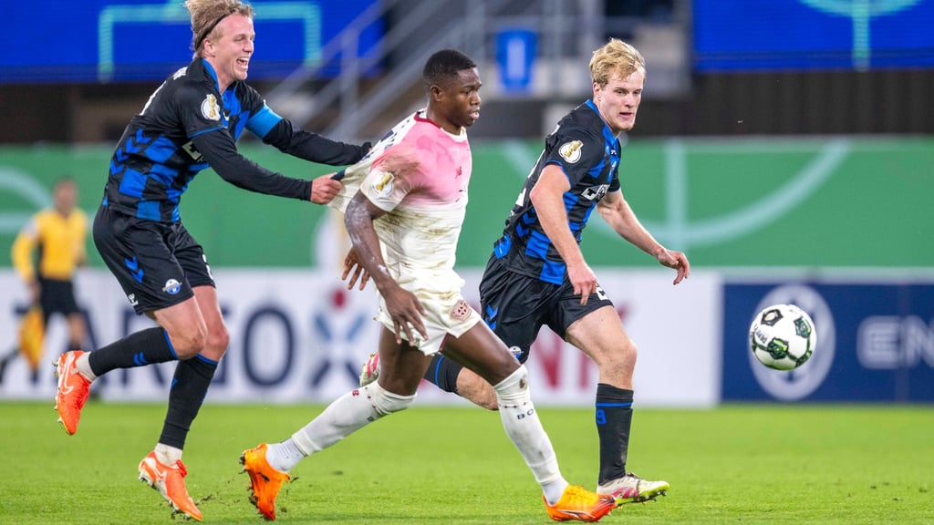 Felix Götze (l) sah für diese Aktion die Rote Karte.