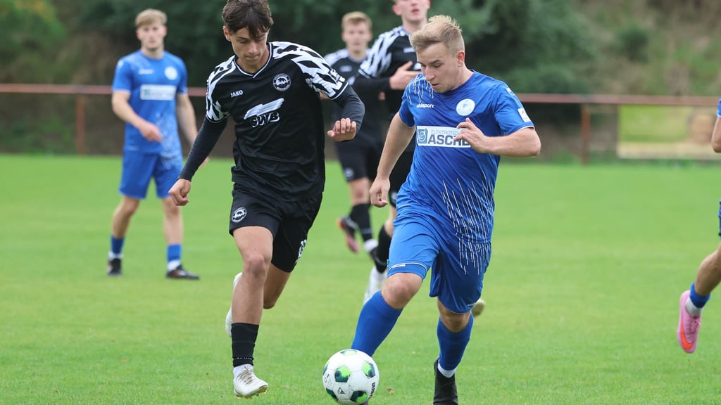 Arne Otto Gerstner (r.) – hier im Duell mit Bernburgs Franz Lange –kann gegen BSV Halle-Ammendorf nicht spielen.