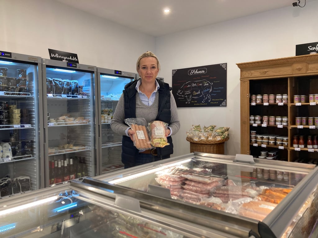 Der Hofladen Raßnitz hat eine eigene Fleischerei. Betriebsleiterin Ute Rohlfing hat frische Würste und Fleisch in den Händen.