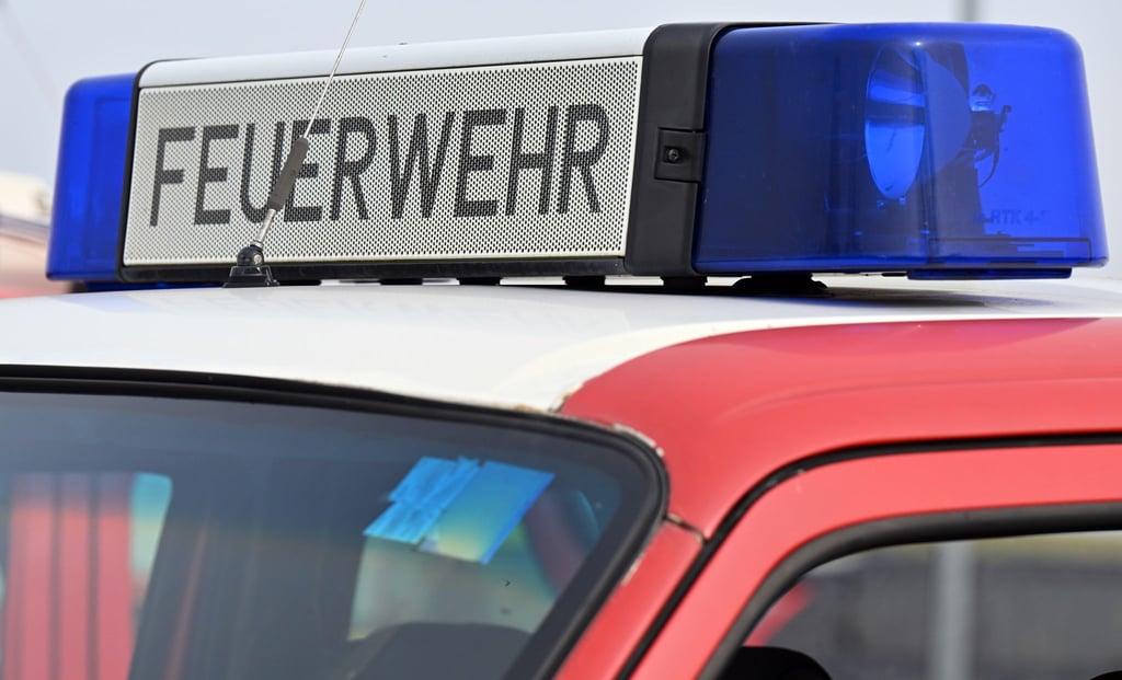 Die Feuerwehr wird am Dienstagmorgen zu einem Wohnungsbrand in Erfurt gerufen (Symbolbild).