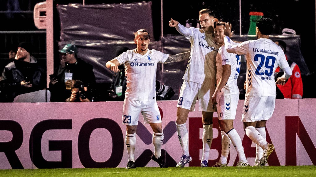 Der 1. FC Magdeburg jubelt beim FV Illertissen nach dem frühen 1:0 durch Maximilian Breunig.