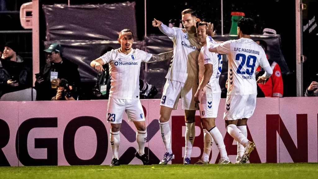 Der 1. FC Magdeburg jubelt beim FV Illertissen nach dem frühen 1:0 durch Maximilian Breunig.