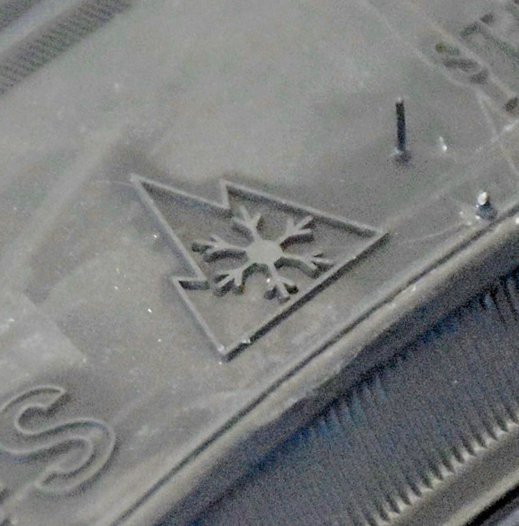 Das Alpine-Symbol ist ein Schneeflockensymbol in einem Berg, das Winter- und Ganzjahresreifen kennzeichnet und deren Tauglichkeit bei Schnee und Eis garantiert. Seit Oktober 2024 ist es in Deutschland für Reifen, die bei winterlichen Straßenverhältnissen verwendet werden, Pflicht, und ersetzt damit das ältere M+S-Symbol.