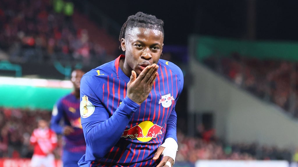 Küsschen an die Cottbuser Kurve: Torschütze Johan Bakayoko.