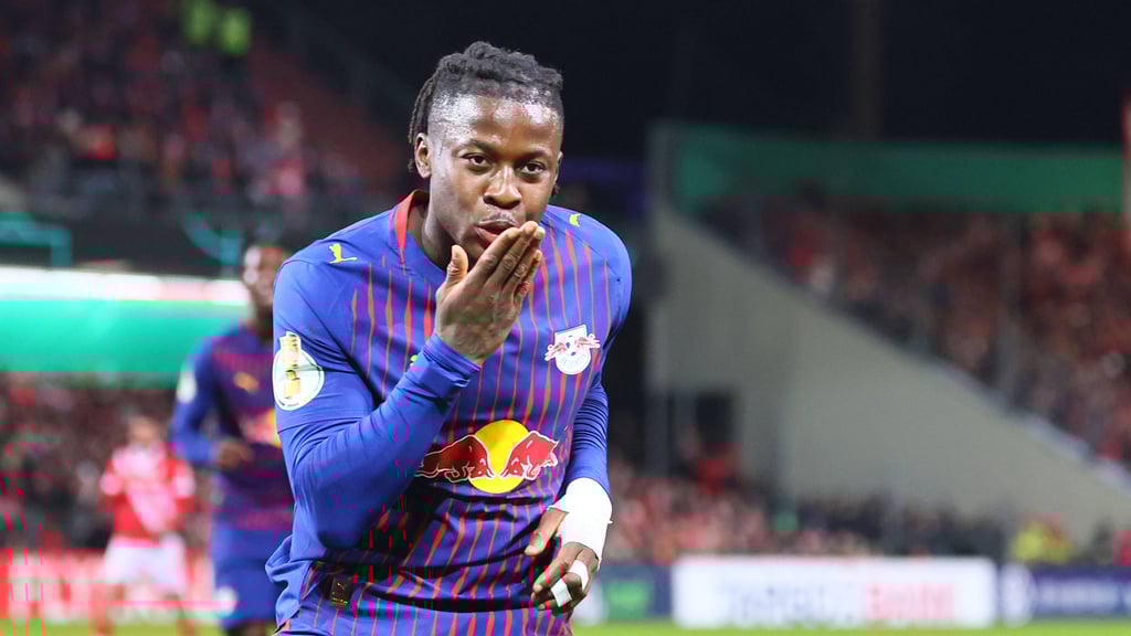 Küsschen an die Cottbuser Kurve: Torschütze Johan Bakayoko.