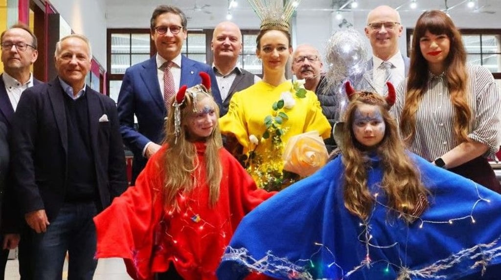 Lichterfee Linda I. (Mitte) mit den Saale-Teufelchen Saali und Saalu steht im Mittelpunkt des Lichterfests, zu dem ab Freitag in die hallesche Innenstadt eingeladen wird. Möglich wurde das zunächst abgesagte Spektakel dank des Einsatzes vieler Engagierter und Förderer.